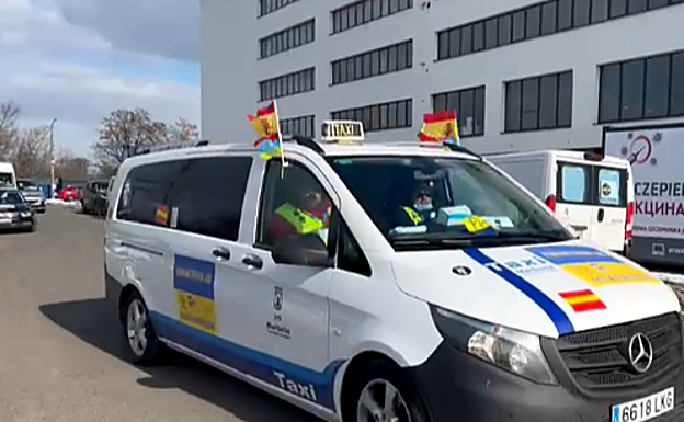 Imagen principal - Convoy of Marbella taxi drivers is on its way back from Poland with 34 refugees and two pets