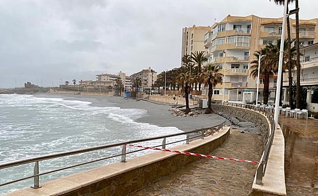 Imagen principal - Axarquia beaches destroyed during worst storm in 40 years on the Costa del Sol