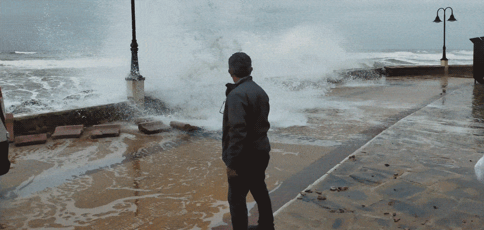 Amber warnings activated for strong winds and high waves and a yellow alert for rain this Tuesday