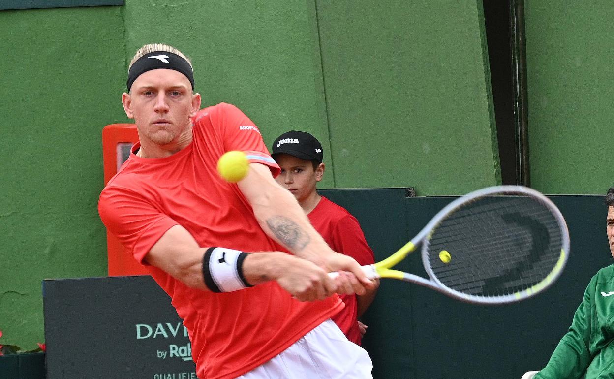 Alejandro Davidovich hits the ball in a recent tournament. 