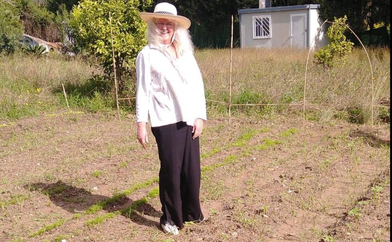 Joana Jessurun in the garden. 