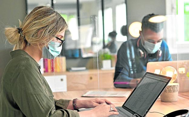 Employers can decide whether masks should be worn in the workplace. 