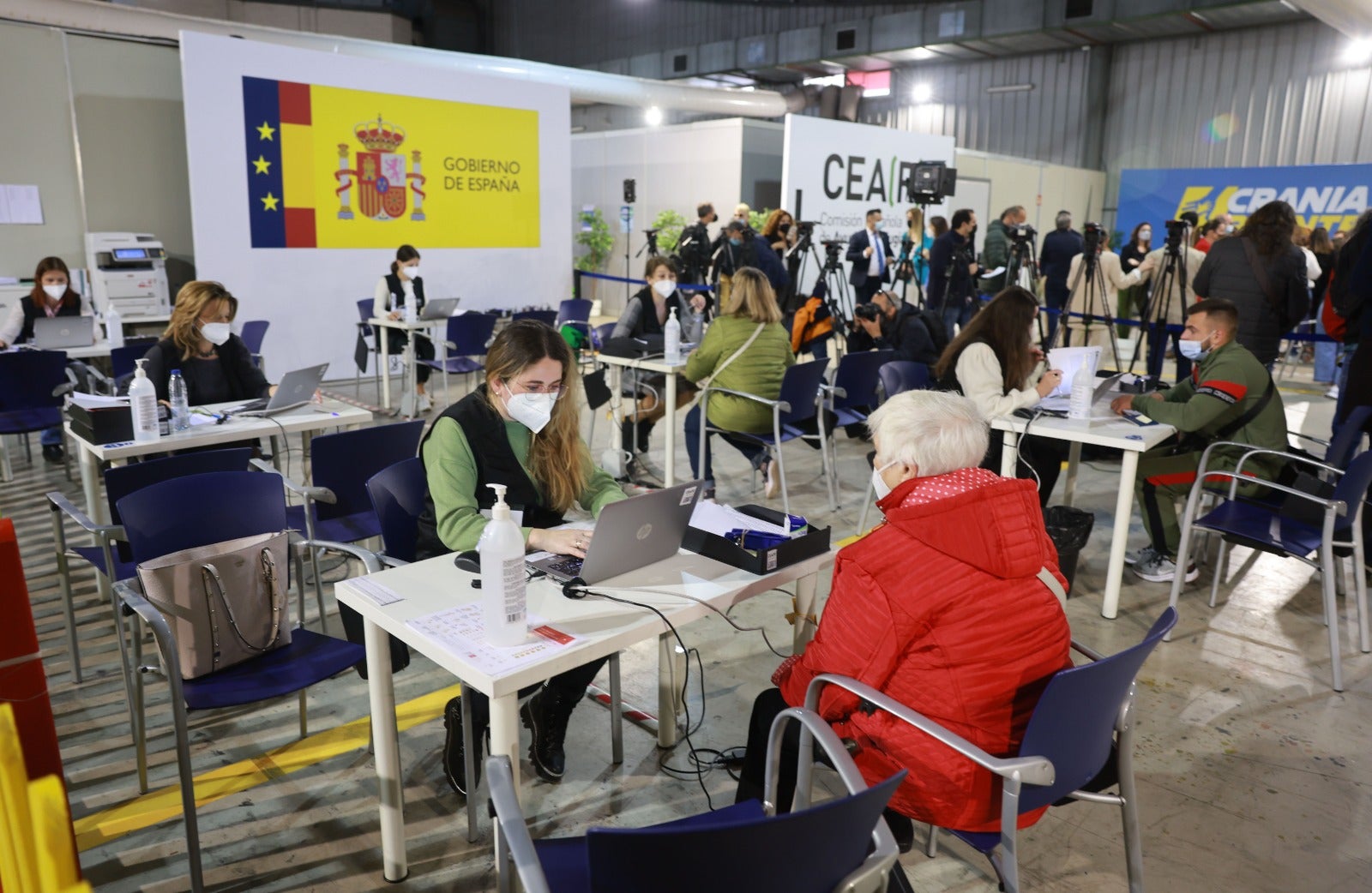 Spain's PM Pedro Sánchez has visited the facilities, where in two weeks some 2,200 people have already been helped, and to where prefabricated housing modules will be added to the Palacio de Ferias car park