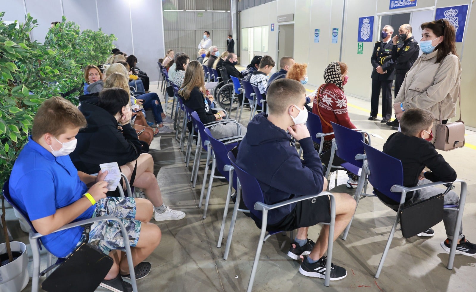 Spain's PM Pedro Sánchez has visited the facilities, where in two weeks some 2,200 people have already been helped, and to where prefabricated housing modules will be added to the Palacio de Ferias car park