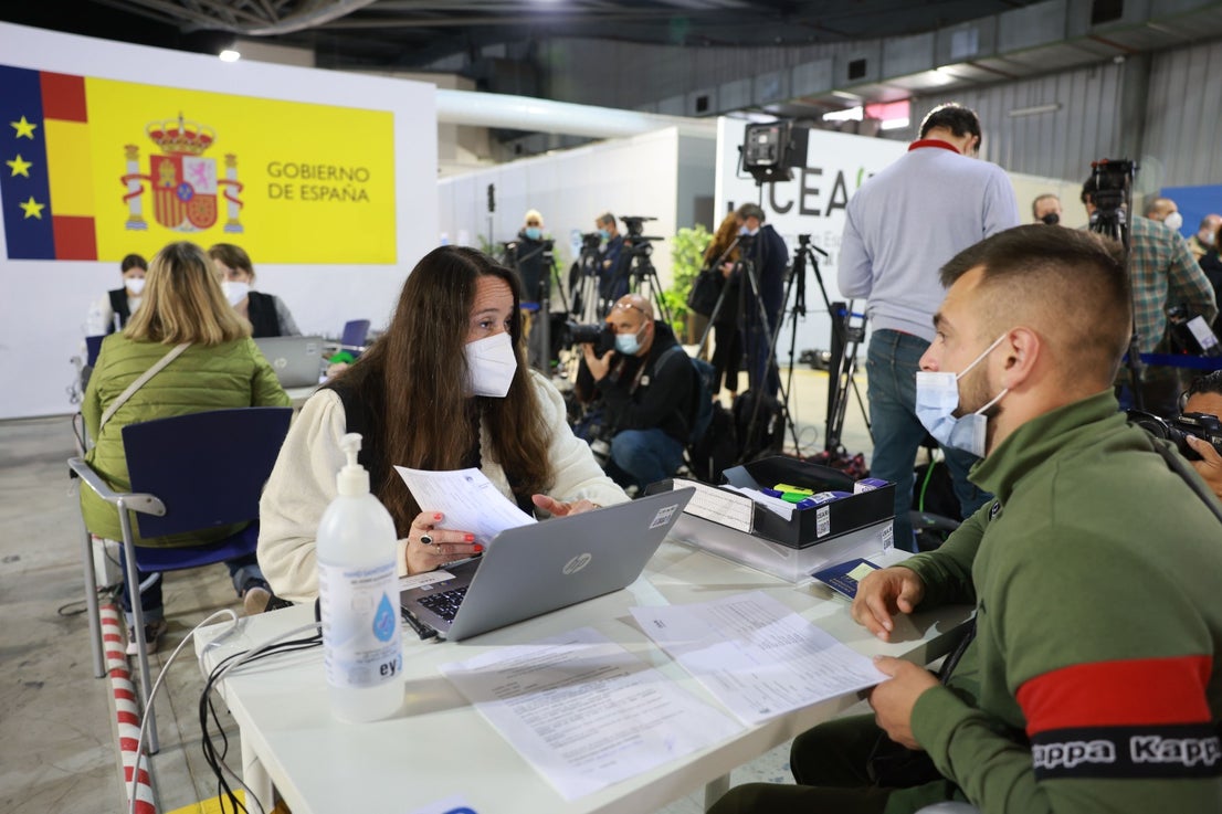 Spain's PM Pedro Sánchez has visited the facilities, where in two weeks some 2,200 people have already been helped, and to where prefabricated housing modules will be added to the Palacio de Ferias car park
