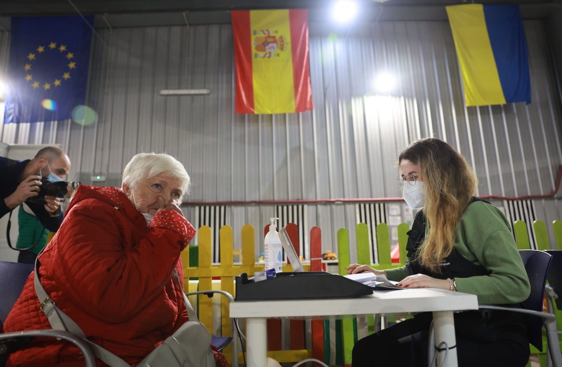 Spain's PM Pedro Sánchez has visited the facilities, where in two weeks some 2,200 people have already been helped, and to where prefabricated housing modules will be added to the Palacio de Ferias car park