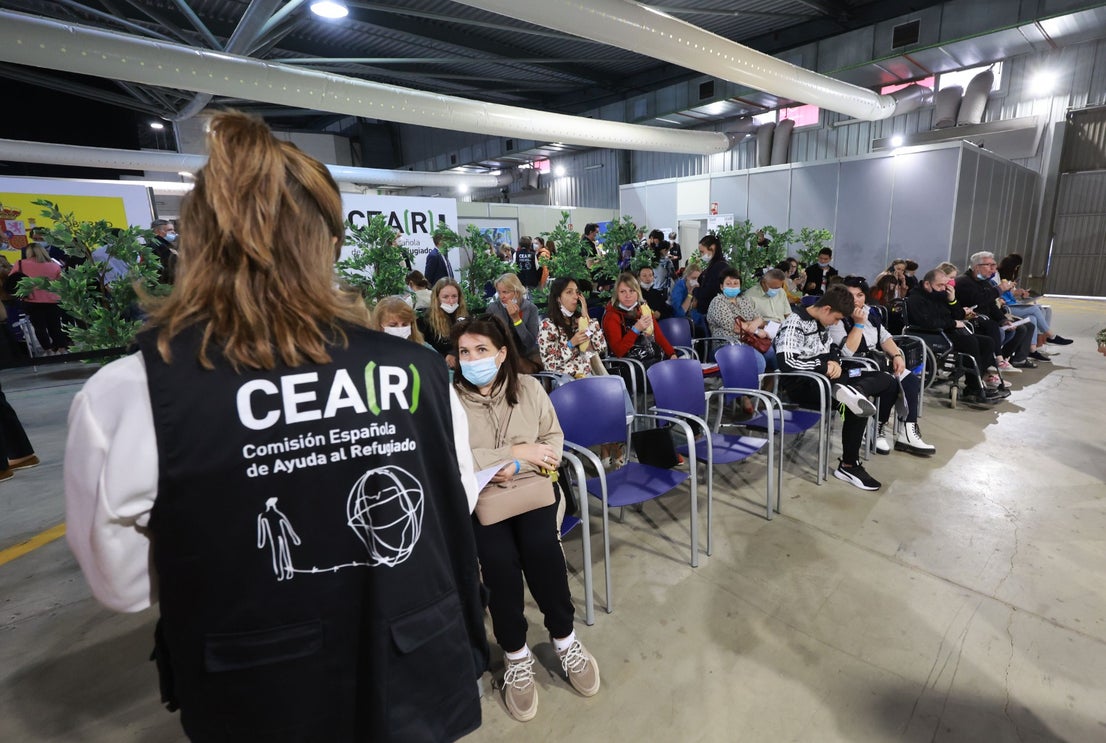 Spain's PM Pedro Sánchez has visited the facilities, where in two weeks some 2,200 people have already been helped, and to where prefabricated housing modules will be added to the Palacio de Ferias car park