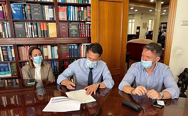 Mayor Óscar Medina (centre) signed the agreement on Tuesday 