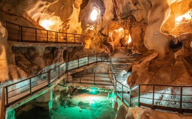 Inside the Cueva del Tesoro 