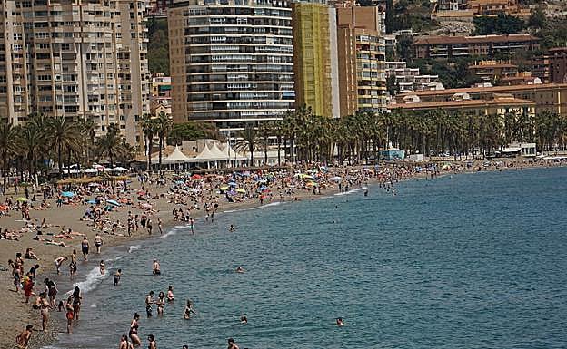 Imagen principal - “Summer starts now": ‘Chiringuitos’ packed as sun-seekers flock to the Costa’s beaches