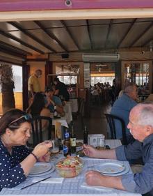 Imagen secundaria 2 - “Summer starts now": ‘Chiringuitos’ packed as sun-seekers flock to the Costa’s beaches