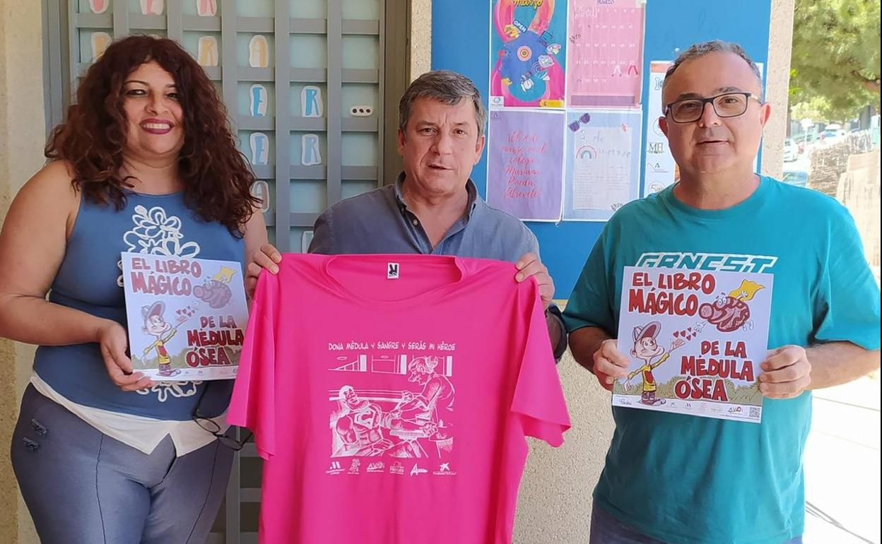Councillor for Education (C) and Juan Carmona and María del Prado González from AVOI launch the campaign. 
