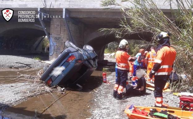 Imagen principal - Four injured after car hits two pedestrians and plunges off a bridge in Estepona