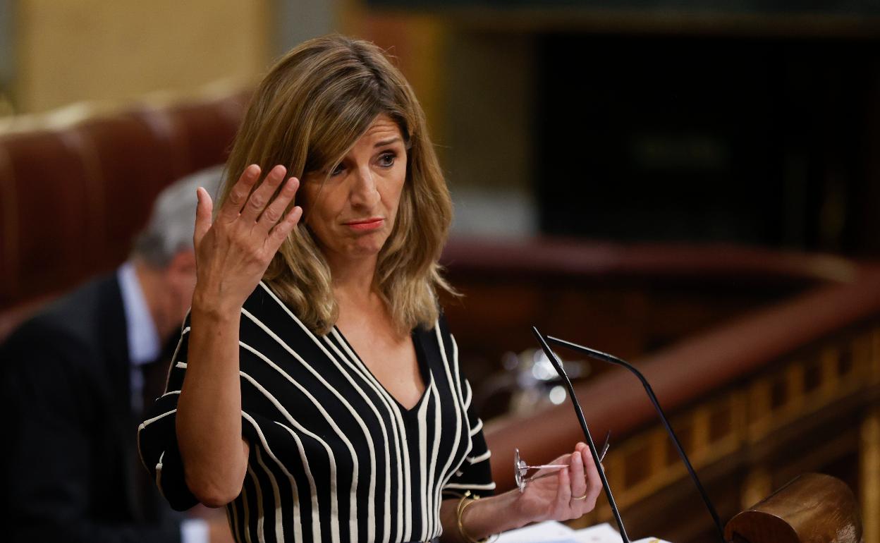 Employment minister Yolanda Díaz speaks in Congress. 