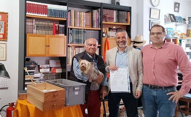 Photographer donates personal collection comprising 25 years of Nerja history to museum