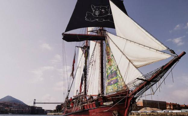 Imagen principal - Historic training ship sails into Malaga to open its decks to the public