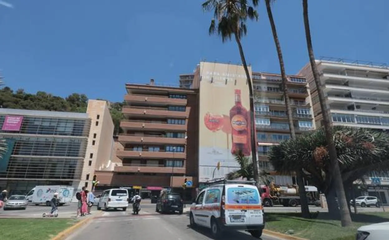 Tarpaulins advertising alcoholic drinks are to be banned. 