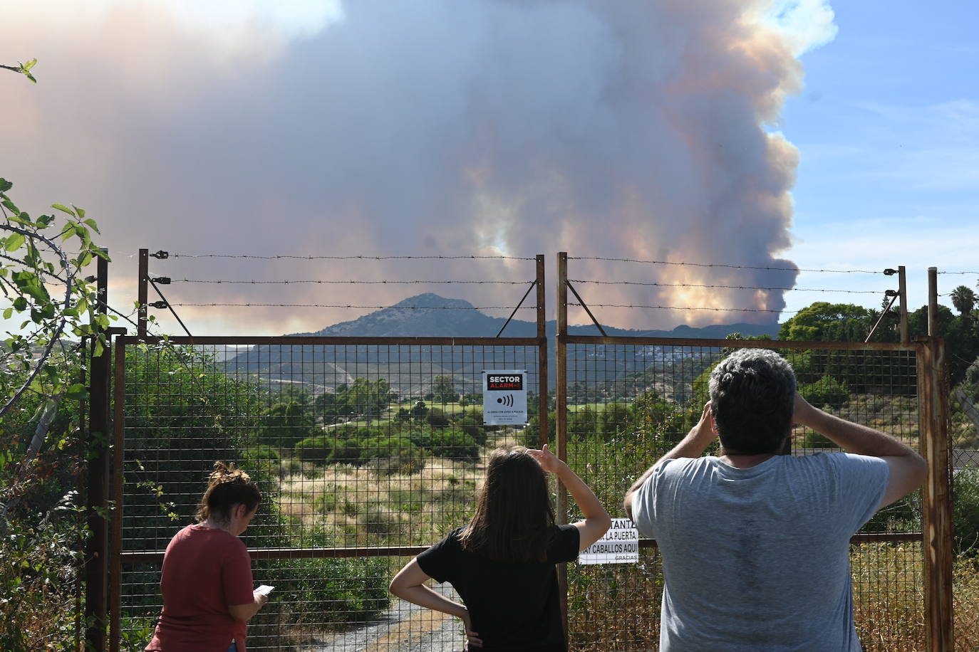 The flames were visible from several points in Malaga province.