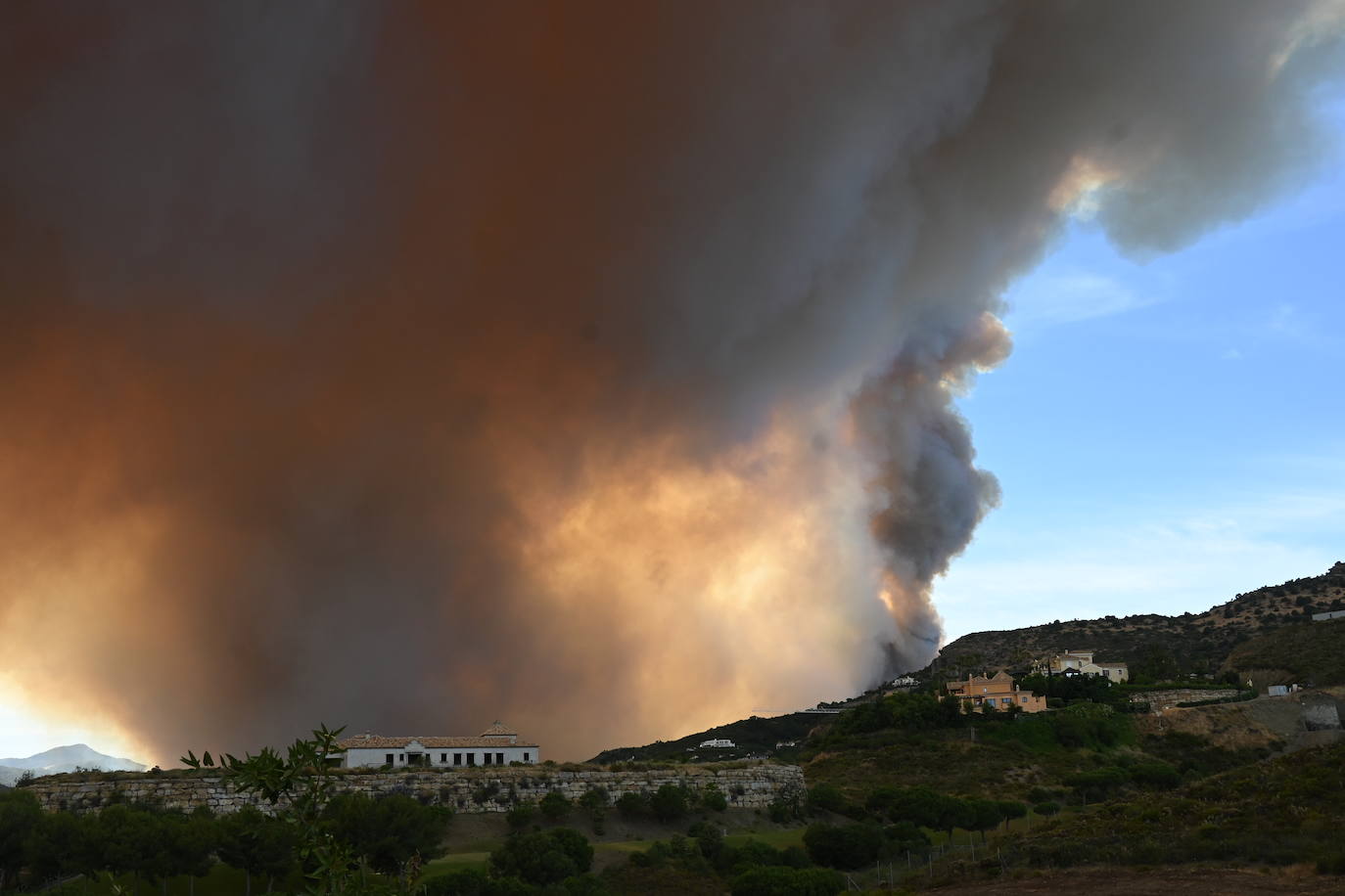 The flames were visible from several points in Malaga province.