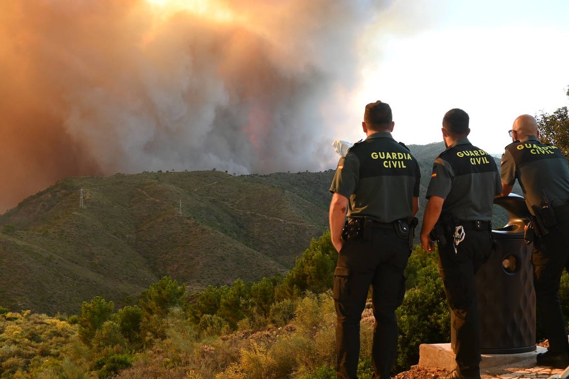 The flames were visible from several points in Malaga province.