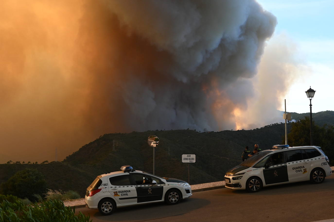 The flames were visible from several points in Malaga province.