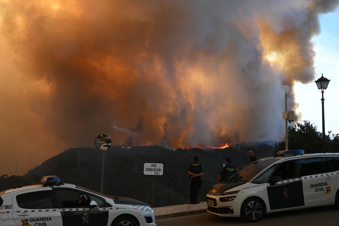 The flames were visible from several points in Malaga province.