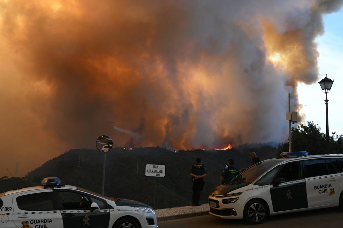 The flames were visible from several points in Malaga province.