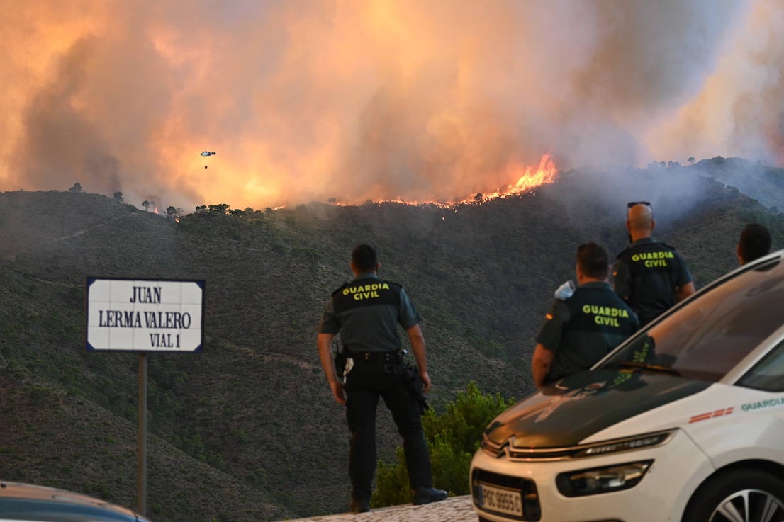 The flames were visible from several points in Malaga province.
