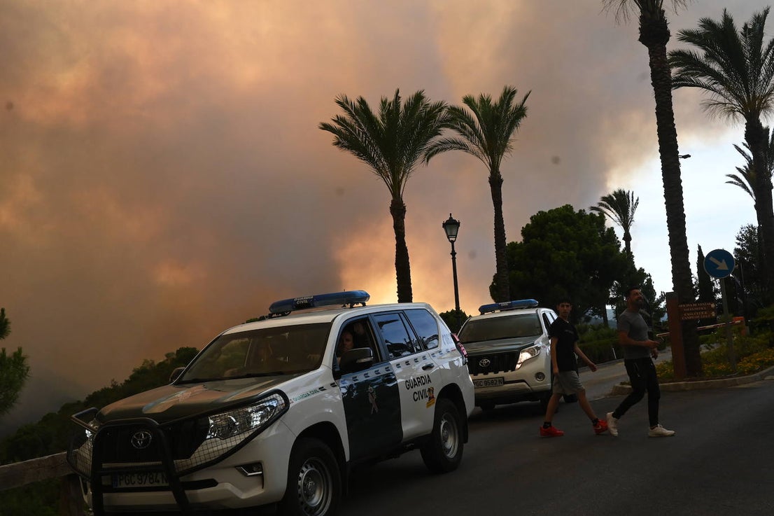 The flames were visible from several points in Malaga province.