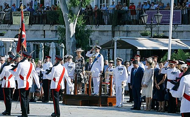 Imagen principal - In pictures: Earl and Countess of Wessex take the salute at the Queen's Birthday Parade on the Rock