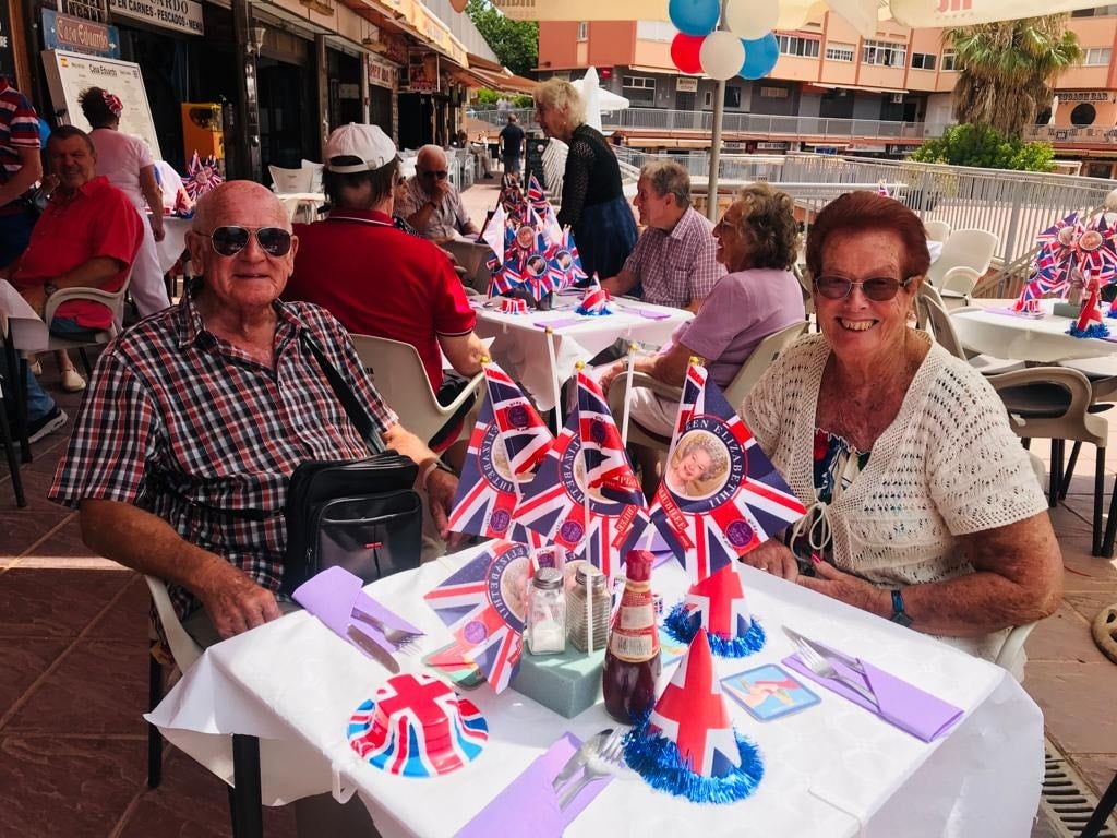 Fish and chips for Age Concern. Members of Age Concern enjoyed a traditional fish and chip lunch at the Halfway Inn in Benalmádena Costa to celebrate the Queen’s Platinum Jubilee. A glass of cava was raised in the Queen’s honour, which was followed by the singing of the national anthem.