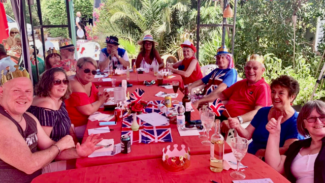 Supporting the Queen from Nueva Andalucía. Friends got together to celebrate the Platinum Jubilee at Elbanco in Nueva Andalucía, Marbella, on Saturday. The event was organised by Karen Danzig. 