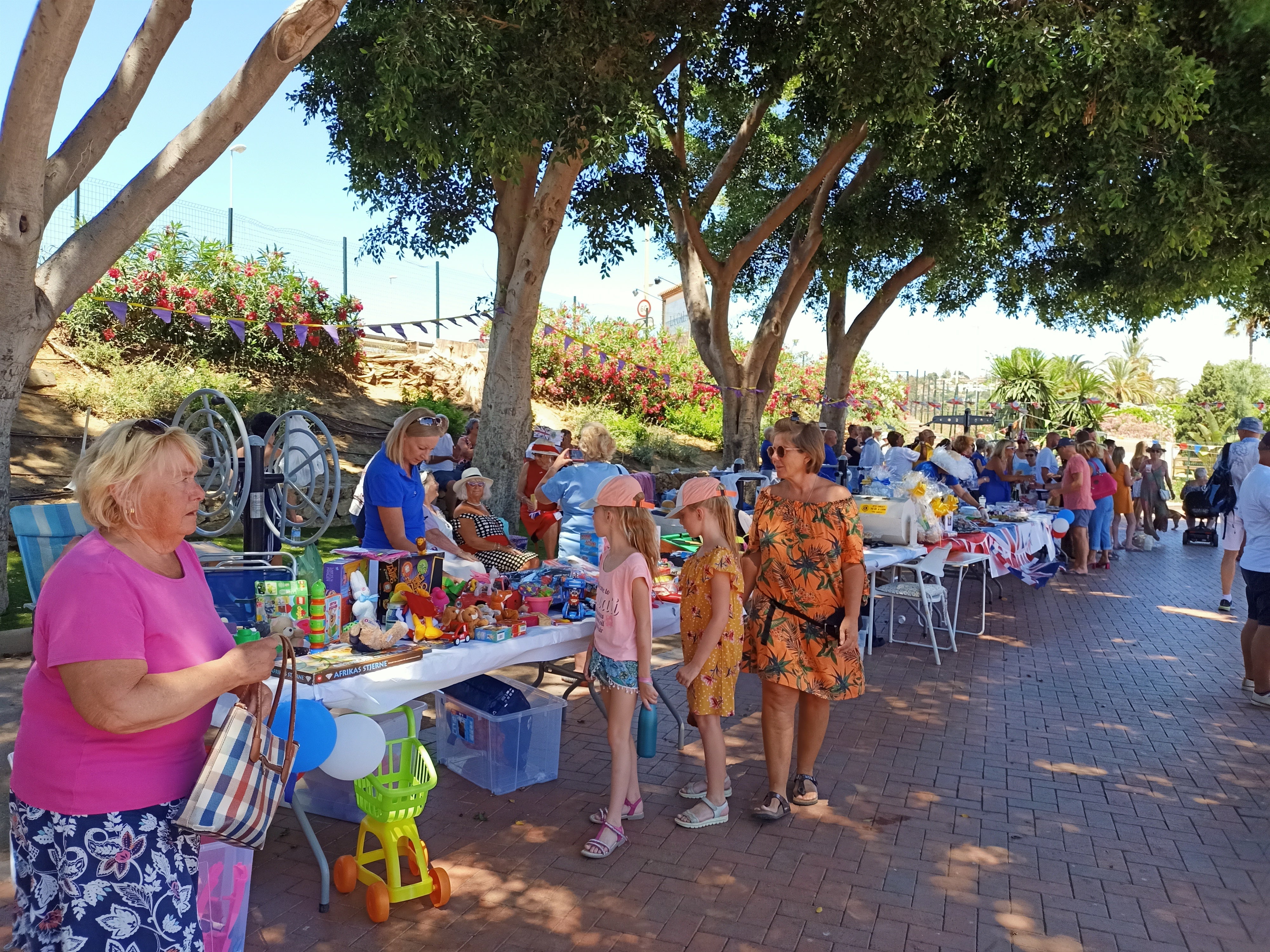 Shaking it all about to mark Queen’s Jubilee. More than 500 hundred people enjoyed the La Cala de Mijas Lions Jubilee Party on Sunday. Many dressed in red, white and blue to celebrate the milestone anniversary. The attendees enjoyed a traditional British street party, while also participating in a massive hokey-cokey performance to get them all in the mood.