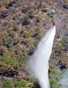 Imagen secundaria 2 - More than 200 firefighters and 20 aircraft continue their efforts to control the Pujerra wildfire