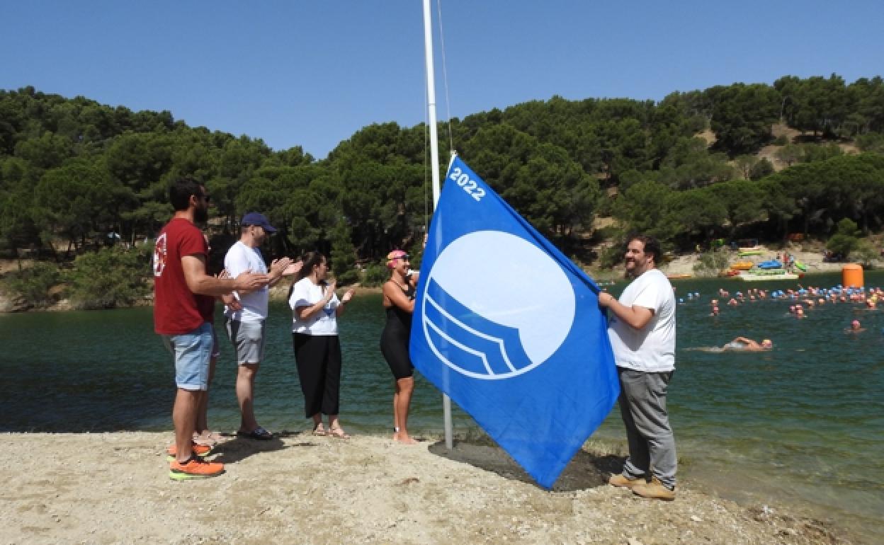 Raising the blue flag in the El Chorro reservoir in Ardales. 
