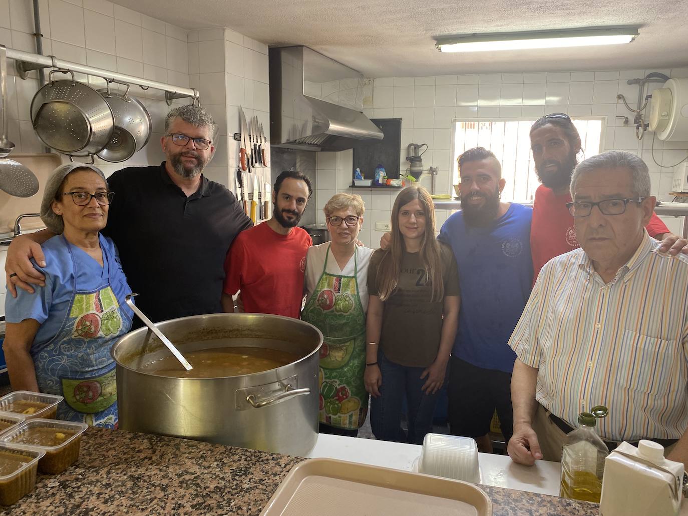 Volunteers with Emaús in Torremolinos, in the kitchen. 