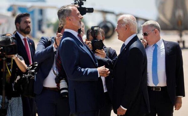 King Felipe and Joe Biden share a joke, just after the president's arrival. 