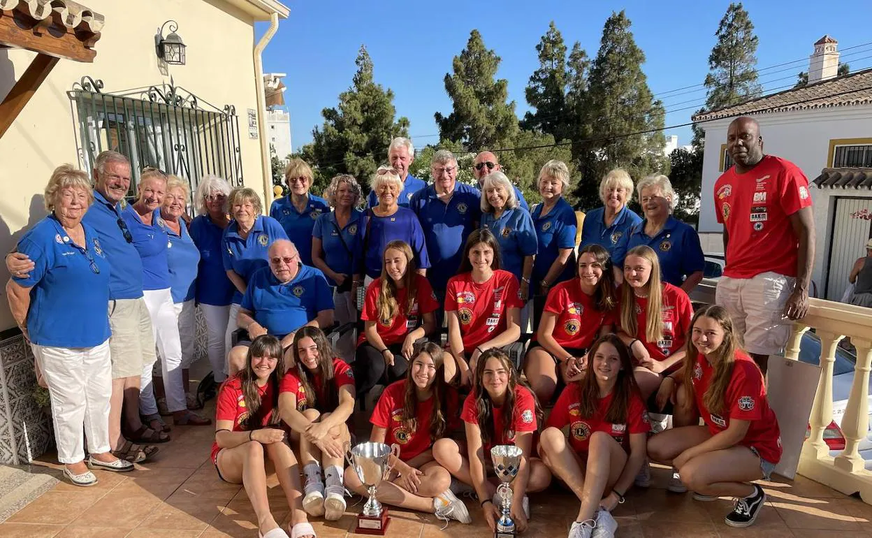 The CP Mijas Voley team pose with members of La Cala Lions Club. 