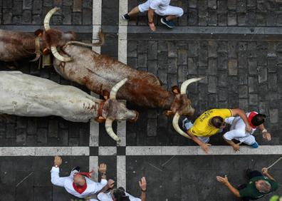 Imagen secundaria 1 - Pamplona's bull-running festival returns after two-year Covid hiatus