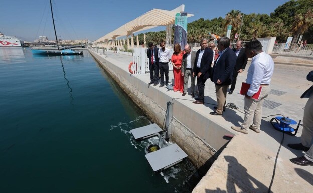 The 'sea bin' in action in the Port of Malaga. 