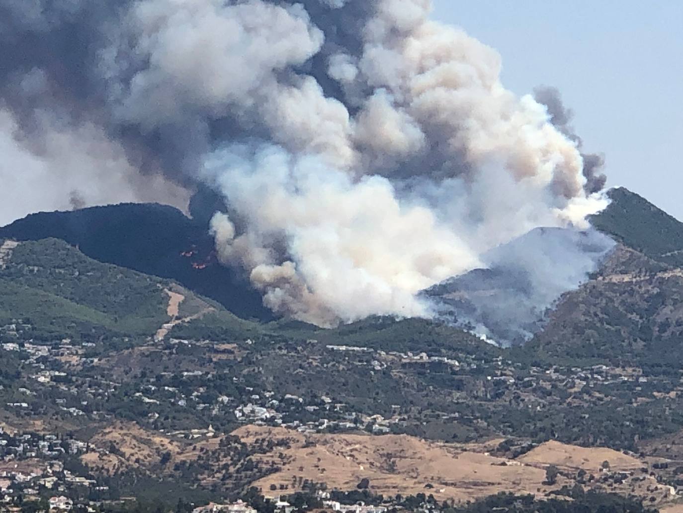 The column of smoke can be seen from practically the entire western Costa del Sol, and even from Malaga city 