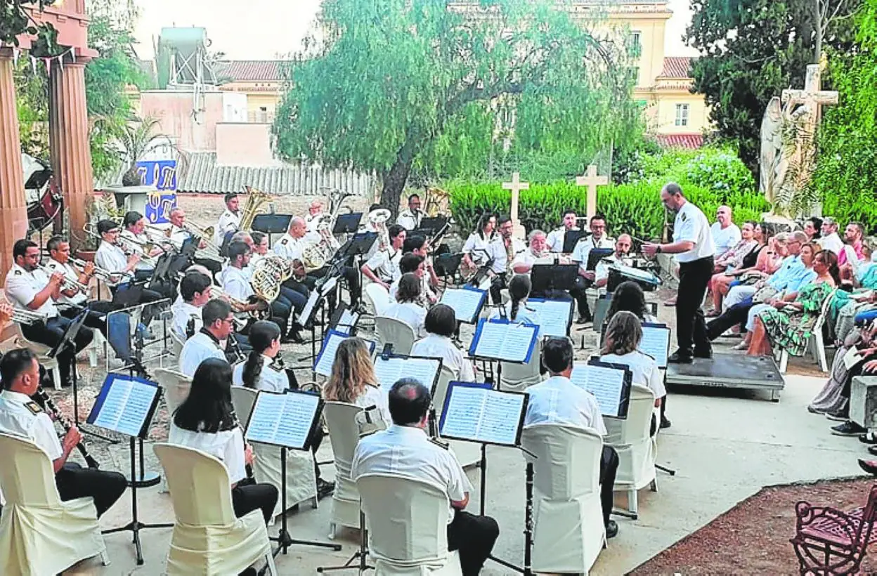 The concert at the English Cemetery. 