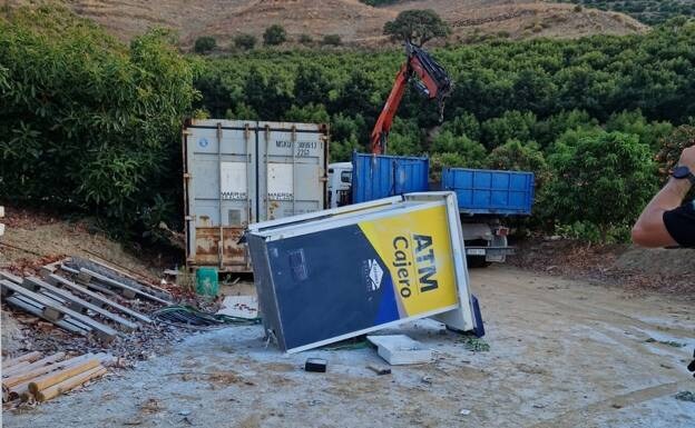 Lorry with crane stolen in bungled attempt to steal cash machine from Nerja supermarket car park