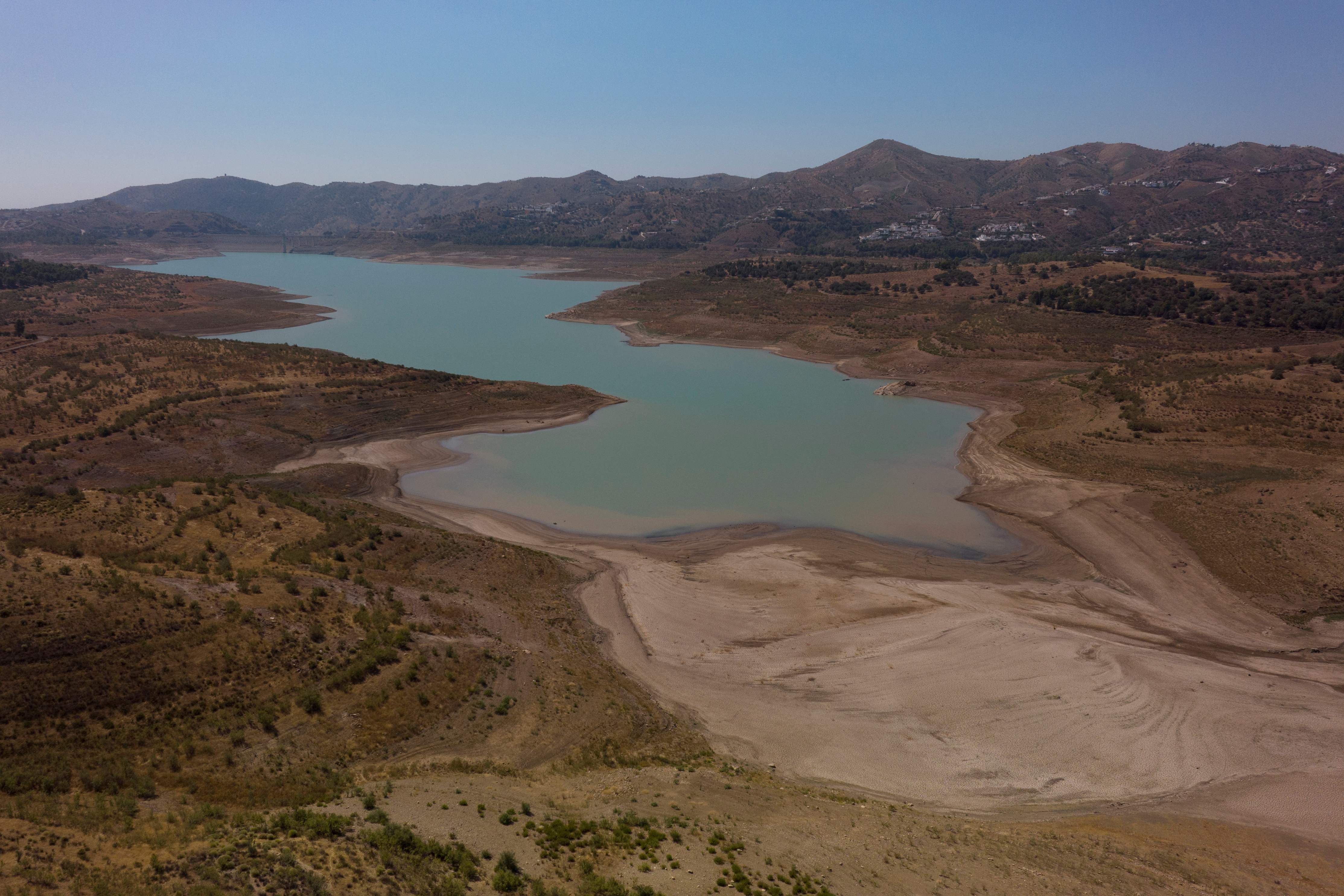 La Viñuela reservoir is suffering the effects of the drought. 