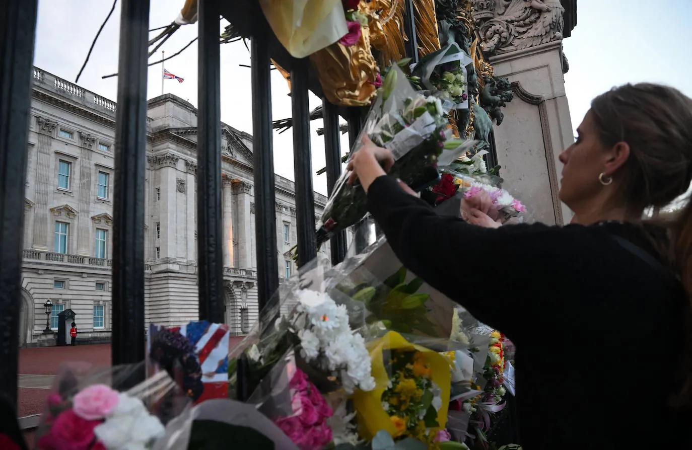 Fotos: Crowds in London mourn their queen... in pictures