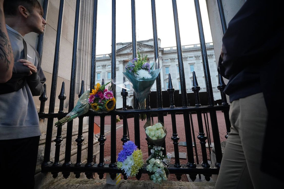 Fotos: Crowds in London mourn their queen... in pictures