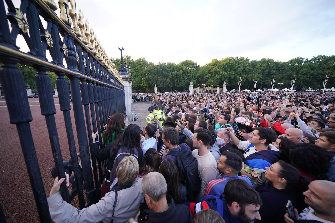 Fotos: Crowds in London mourn their queen... in pictures