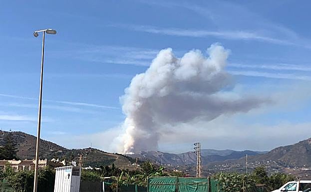 The column of smoke seen from the El Playazo area of ​​Nerja. 