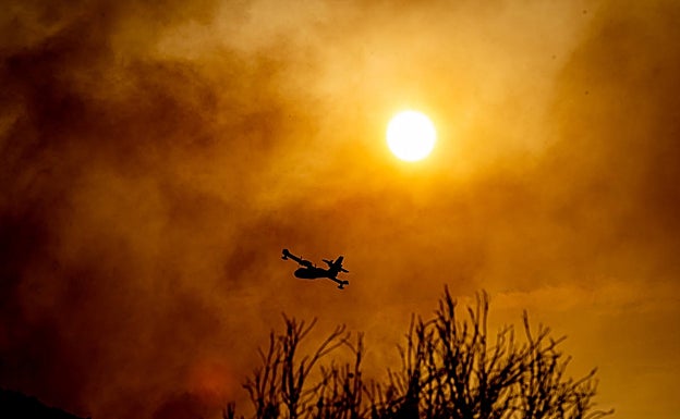 Imagen principal - Firefighters and planes are trying to tackle the blaze 