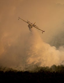 Imagen secundaria 2 - Firefighters and planes are trying to tackle the blaze 